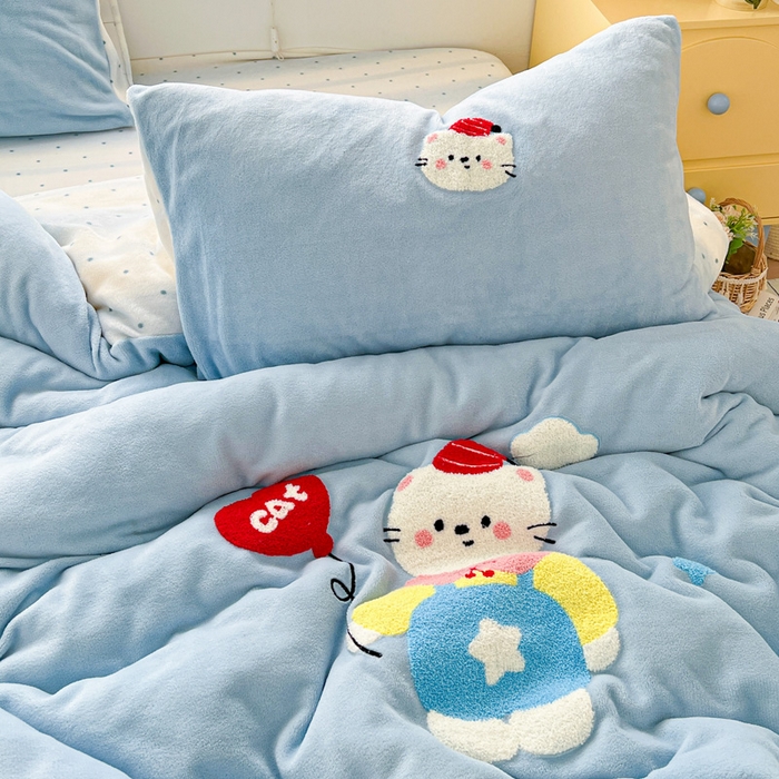 91家纺网 家纺一手货源 找家纺 一比一家纺 2025新款卡通毛巾绣牛奶绒四件套 KT蓝