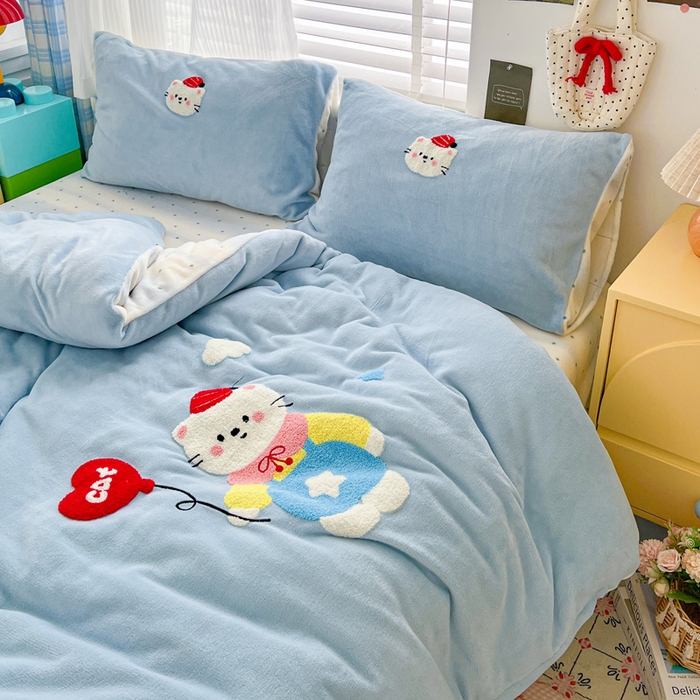 91家纺网 家纺一手货源 找家纺 一比一家纺 2025新款卡通毛巾绣牛奶绒四件套 KT蓝