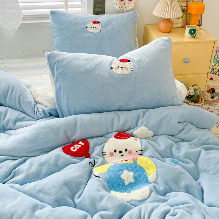 91家纺网 家纺一手货源 找家纺 一比一家纺 2025新款卡通毛巾绣牛奶绒四件套 KT蓝