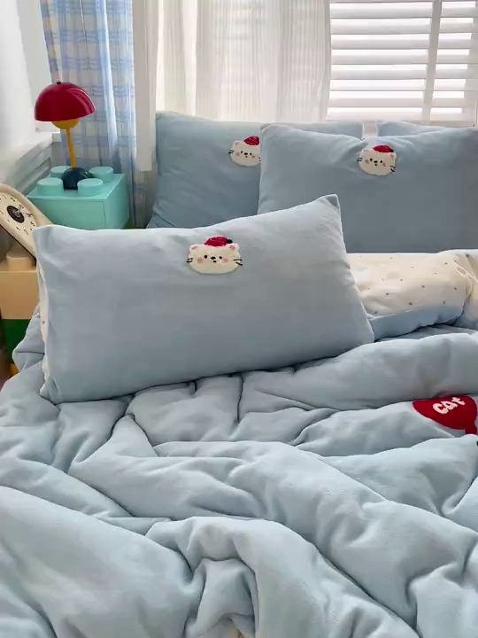 91家纺网 家纺一手货源 找家纺 一比一家纺 2025新款卡通毛巾绣牛奶绒四件套 KT蓝