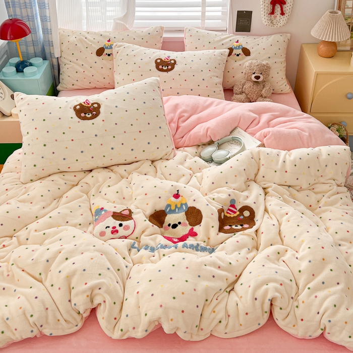 91家纺网 家纺一手货源 找家纺 一比一家纺 2025新款卡通毛巾绣牛奶绒四件套 蛋糕熊