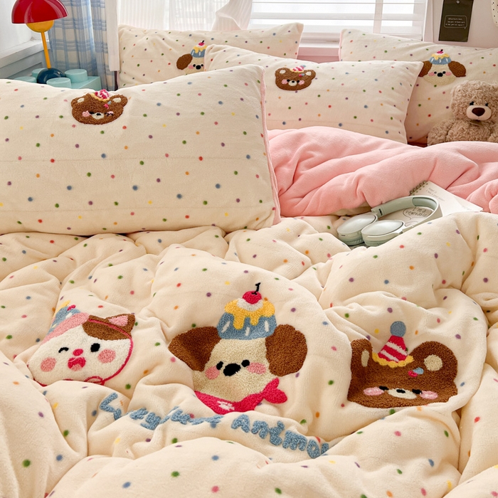 91家纺网 家纺一手货源 找家纺 一比一家纺 2025新款卡通毛巾绣牛奶绒四件套 蛋糕熊