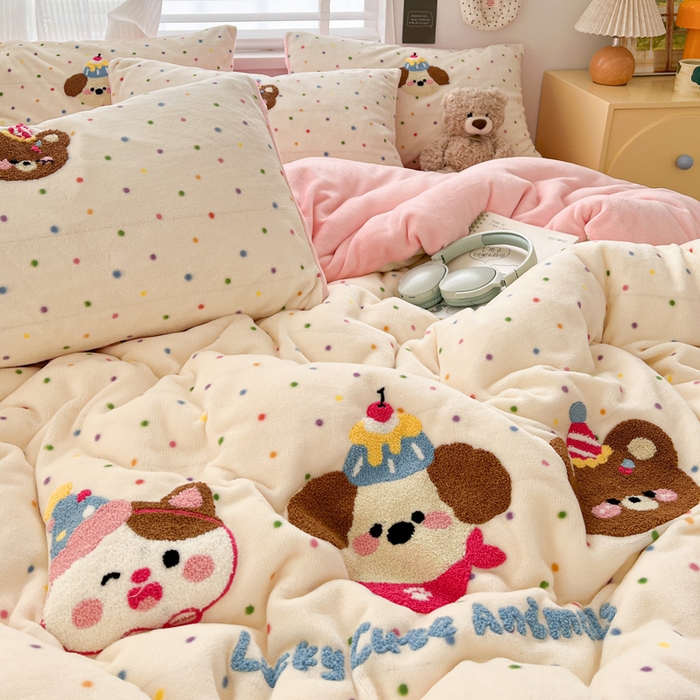 91家纺网 家纺一手货源 找家纺 一比一家纺 2025新款卡通毛巾绣牛奶绒四件套 蛋糕熊