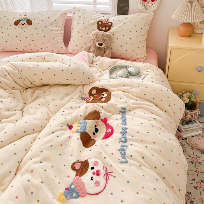 91家纺网 家纺一手货源 找家纺 一比一家纺 2025新款卡通毛巾绣牛奶绒四件套 蛋糕熊