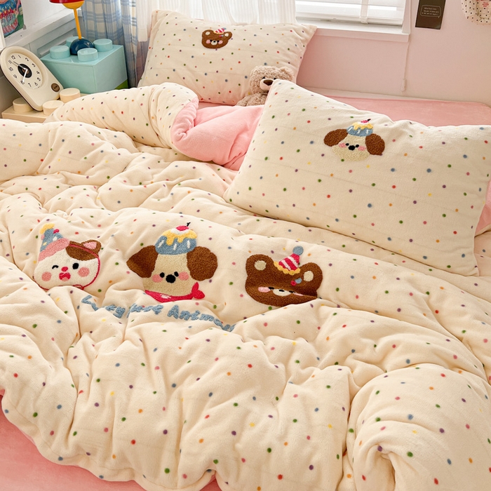 91家纺网 家纺一手货源 找家纺 一比一家纺 2025新款卡通毛巾绣牛奶绒四件套 蛋糕熊