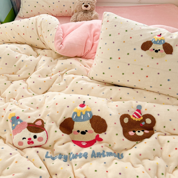 91家纺网 家纺一手货源 找家纺 一比一家纺 2025新款卡通毛巾绣牛奶绒四件套 蛋糕熊