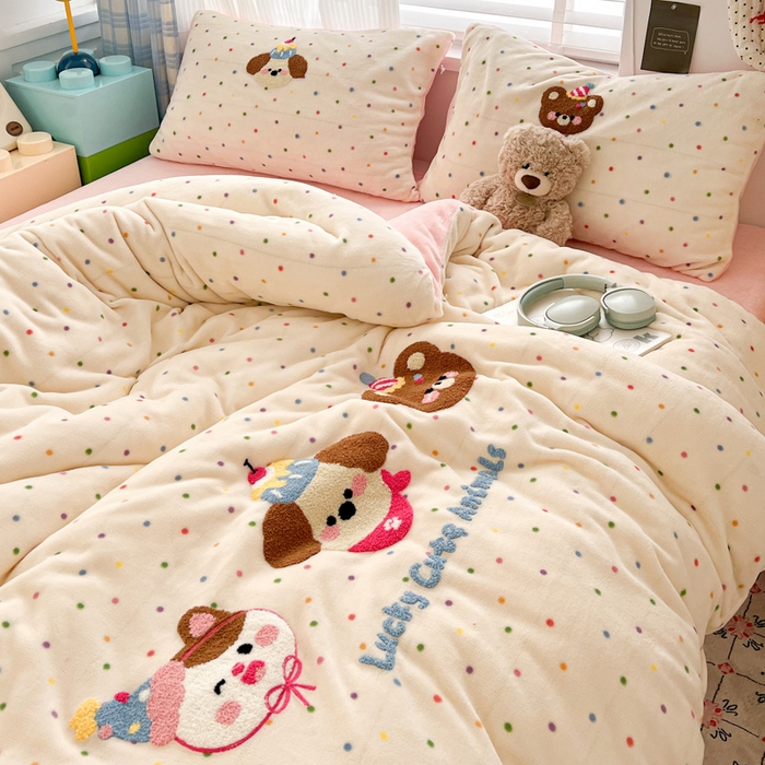 91家纺网 家纺一手货源 找家纺 一比一家纺 2025新款卡通毛巾绣牛奶绒四件套 蛋糕熊