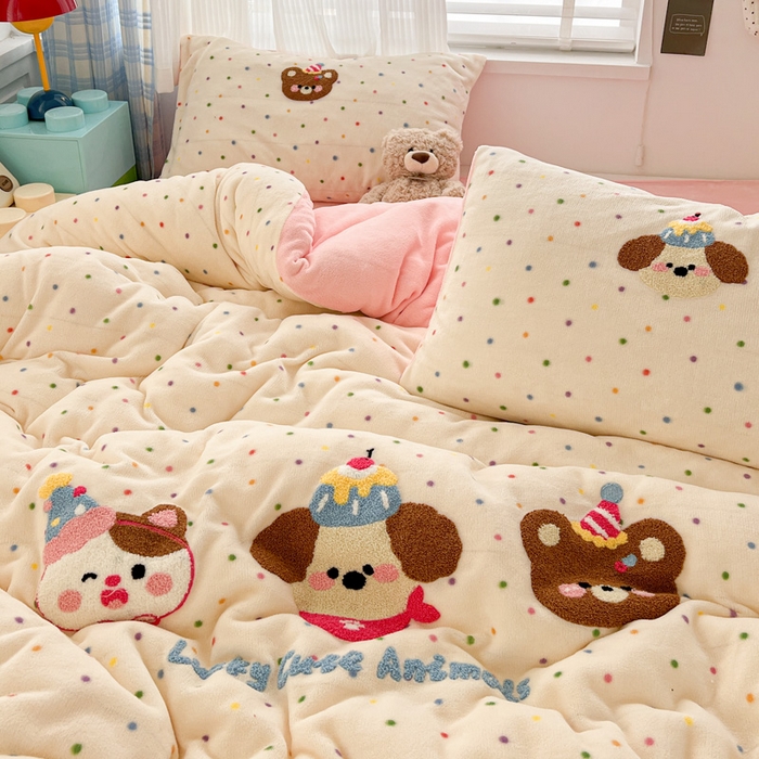 91家纺网 家纺一手货源 找家纺 一比一家纺 2025新款卡通毛巾绣牛奶绒四件套 蛋糕熊