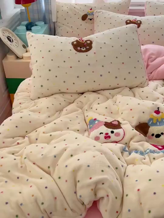 91家纺网 家纺一手货源 找家纺 一比一家纺 2025新款卡通毛巾绣牛奶绒四件套 蛋糕熊