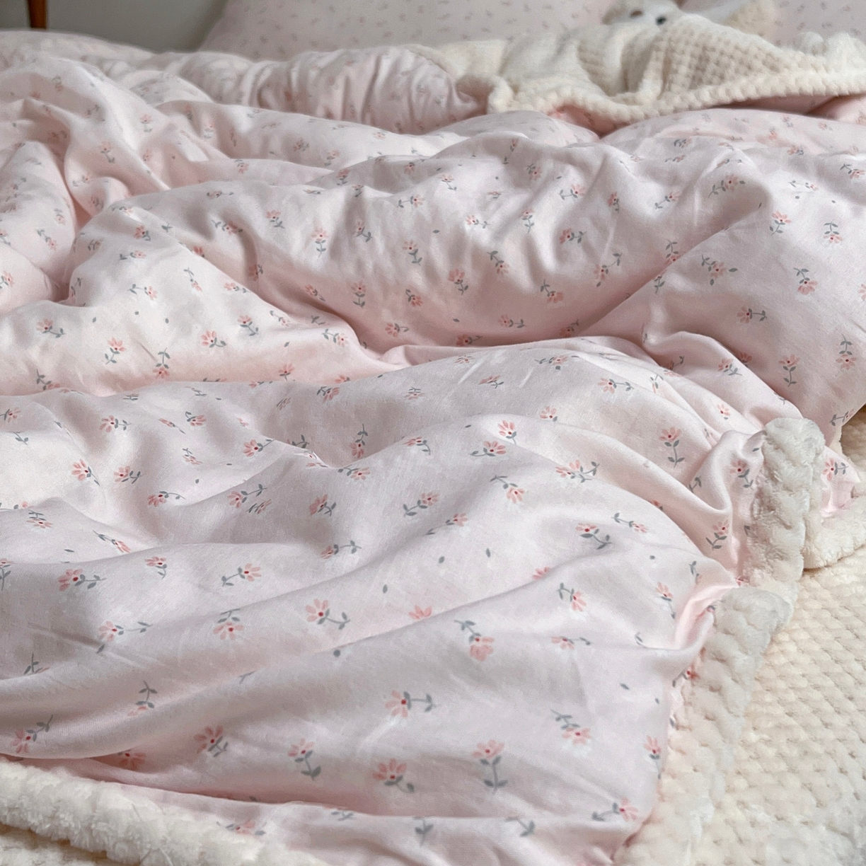 91家纺网 家纺一手货源 找家纺 荣轩 2025秋冬必备新品棉加绒华夫格提花绒工艺款四件套（铺床版） 芳菲-粉