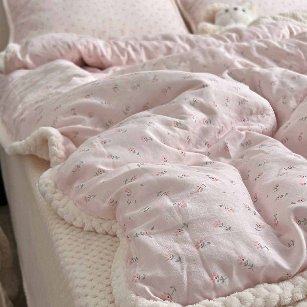 91家纺网 家纺一手货源 找家纺 荣轩 2025秋冬必备新品棉加绒华夫格提花绒工艺款四件套（铺床版） 芳菲-粉