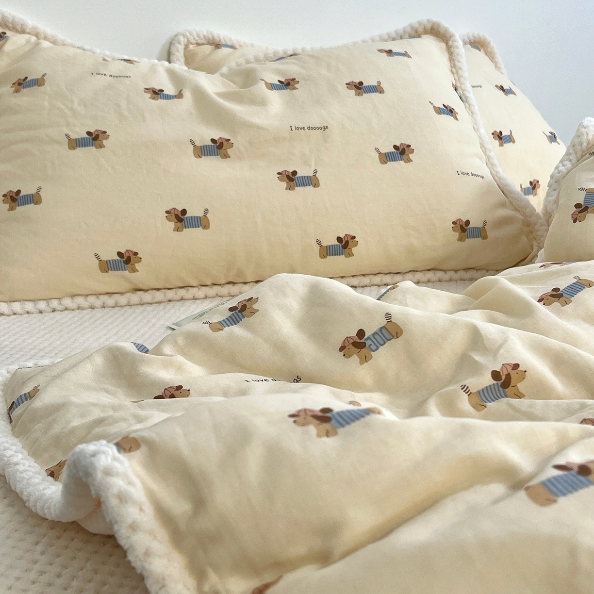 91家纺网 家纺一手货源 找家纺 荣轩 2025秋冬必备新品棉加绒华夫格提花绒工艺款四件套（铺床版） 腊肠小狗