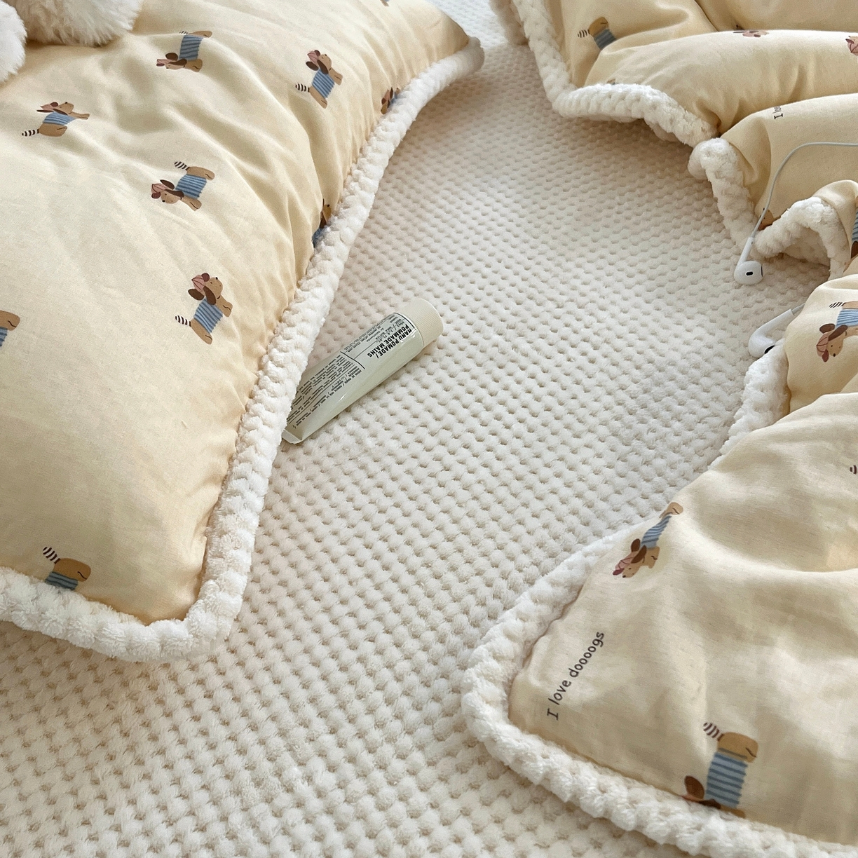 91家纺网 家纺一手货源 找家纺 荣轩 2025秋冬必备新品棉加绒华夫格提花绒工艺款四件套（铺床版） 腊肠小狗