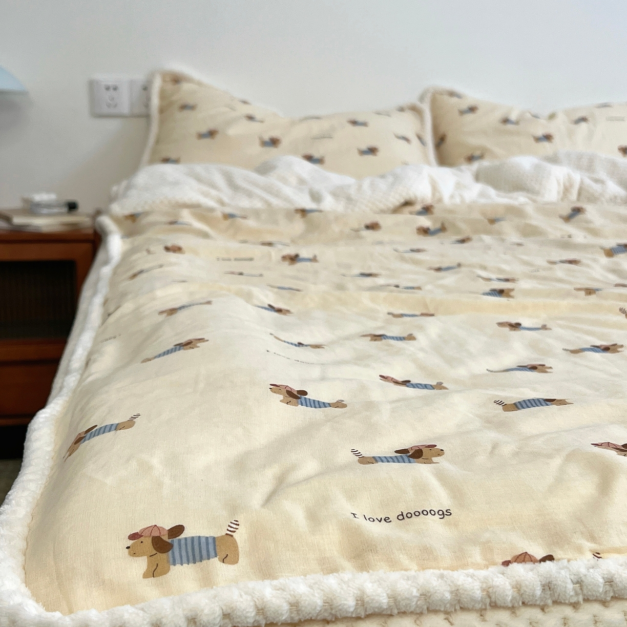 91家纺网 家纺一手货源 找家纺 荣轩 2025秋冬必备新品棉加绒华夫格提花绒工艺款四件套（铺床版） 腊肠小狗