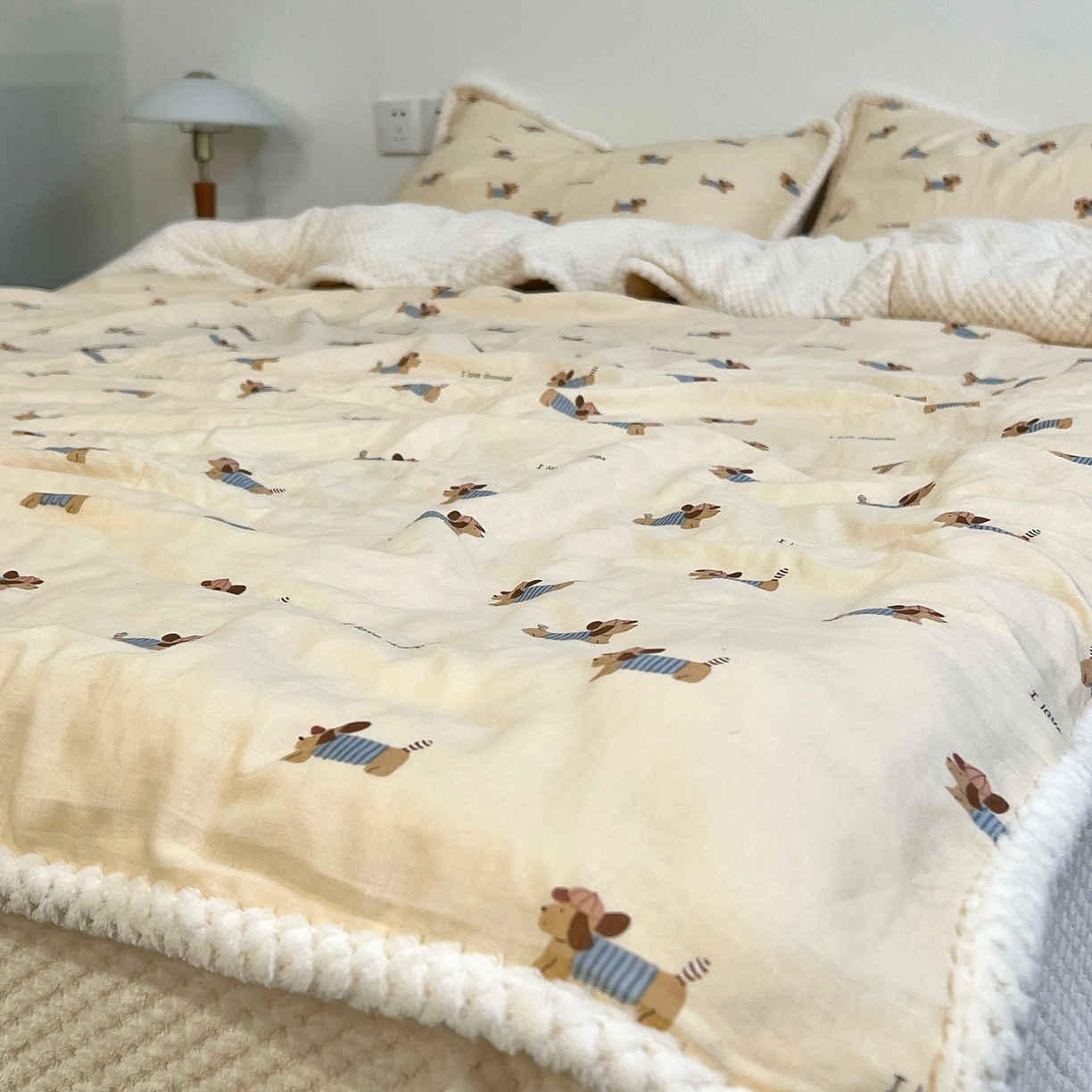 91家纺网 家纺一手货源 找家纺 荣轩 2025秋冬必备新品棉加绒华夫格提花绒工艺款四件套（铺床版） 腊肠小狗