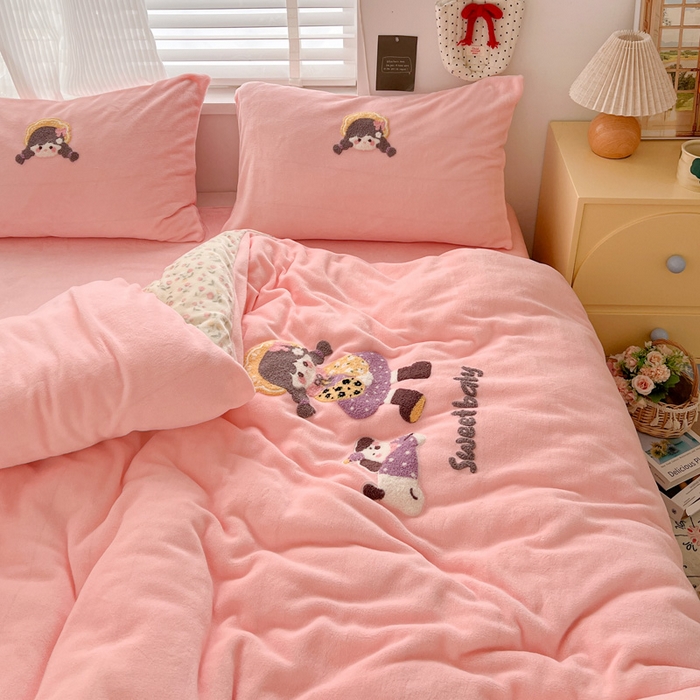 91家纺网 家纺一手货源 找家纺 一比一家纺 2025新款卡通毛巾绣牛奶绒四件套 花田女孩