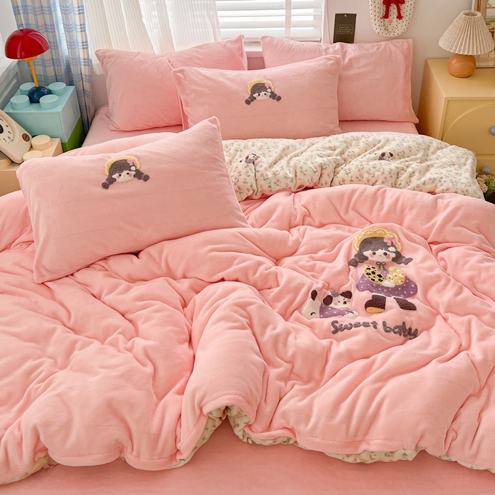 91家纺网 家纺一手货源 找家纺 一比一家纺 2025新款卡通毛巾绣牛奶绒四件套 花田女孩