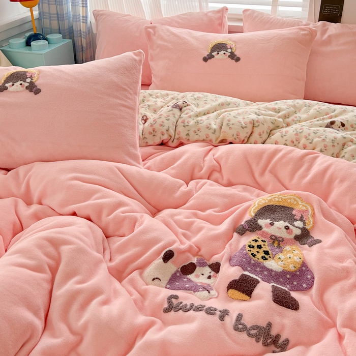 91家纺网 家纺一手货源 找家纺 一比一家纺 2025新款卡通毛巾绣牛奶绒四件套 花田女孩