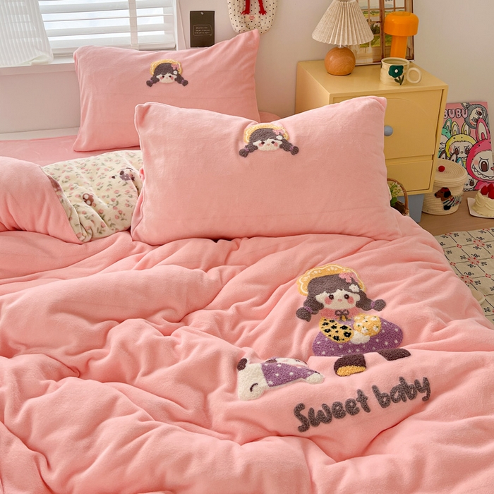 91家纺网 家纺一手货源 找家纺 一比一家纺 2025新款卡通毛巾绣牛奶绒四件套 花田女孩