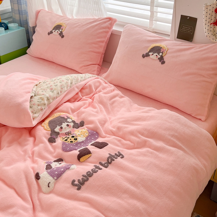 91家纺网 家纺一手货源 找家纺 一比一家纺 2025新款卡通毛巾绣牛奶绒四件套 花田女孩