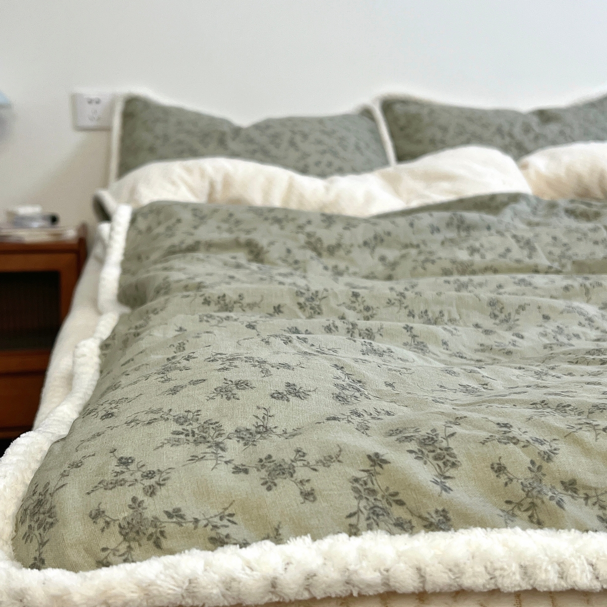 91家纺网 家纺一手货源 找家纺 荣轩 2025秋冬必备新品棉加绒华夫格提花绒工艺款四件套（铺床版） 墨染