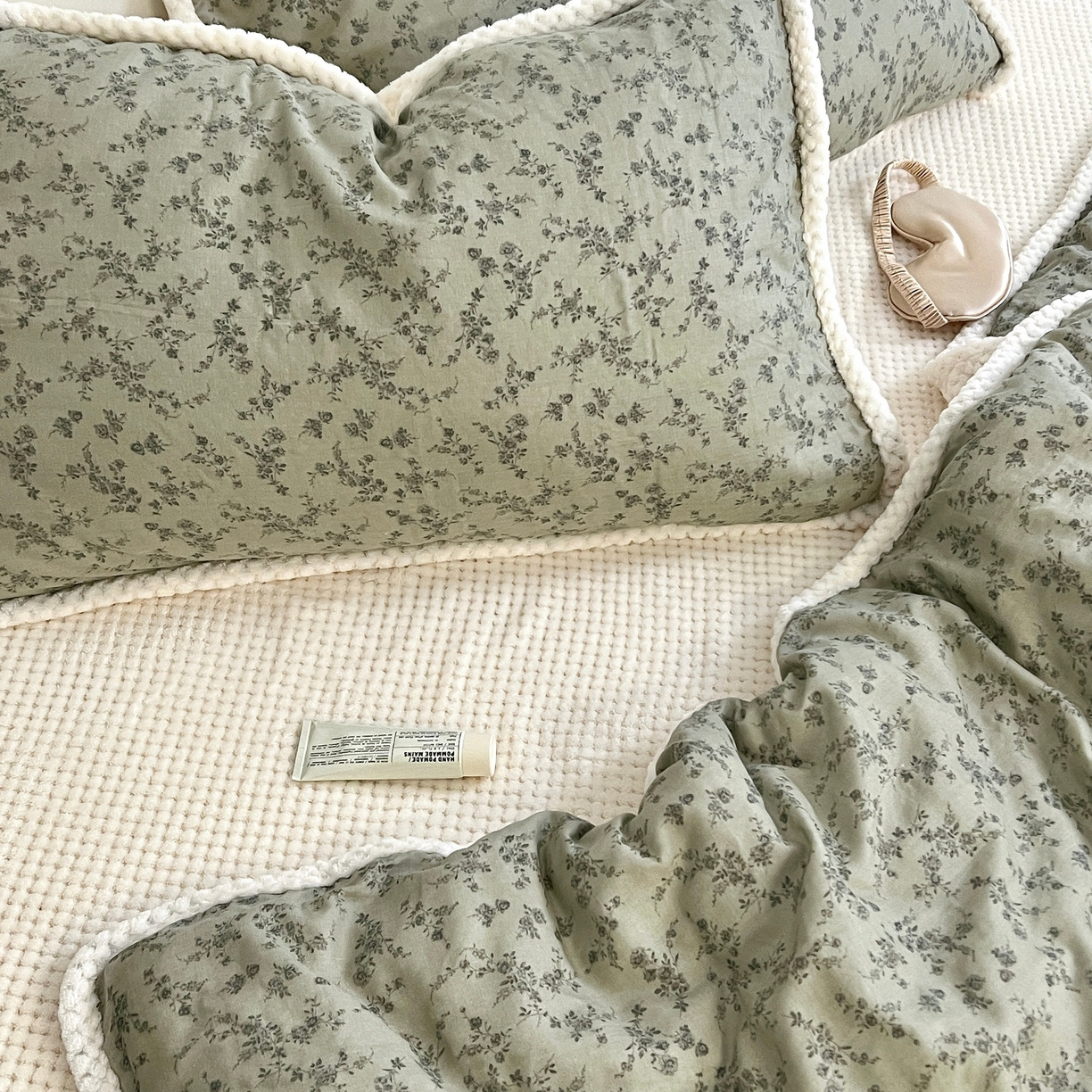 91家纺网 家纺一手货源 找家纺 荣轩 2025秋冬必备新品棉加绒华夫格提花绒工艺款四件套（铺床版） 墨染