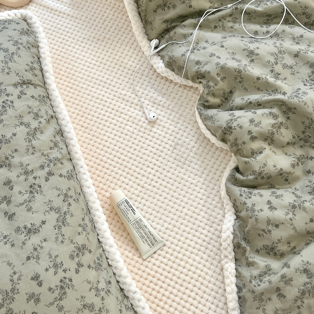 91家纺网 家纺一手货源 找家纺 荣轩 2025秋冬必备新品棉加绒华夫格提花绒工艺款四件套（铺床版） 墨染