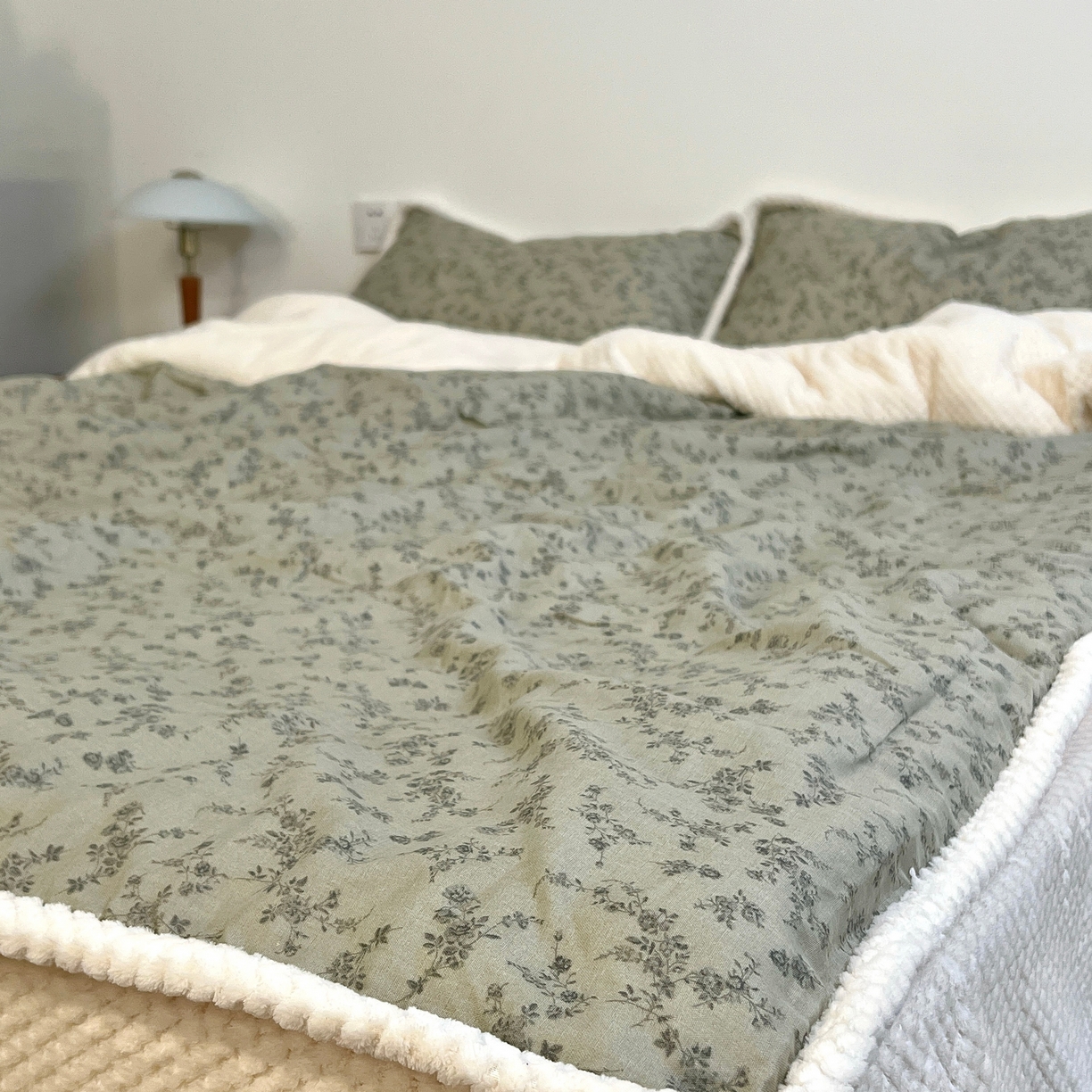 91家纺网 家纺一手货源 找家纺 荣轩 2025秋冬必备新品棉加绒华夫格提花绒工艺款四件套（铺床版） 墨染