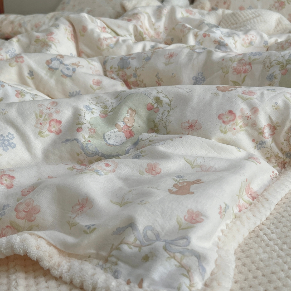 91家纺网 家纺一手货源 找家纺 荣轩 2025秋冬必备新品棉加绒华夫格提花绒工艺款四件套（铺床版） 雪莉