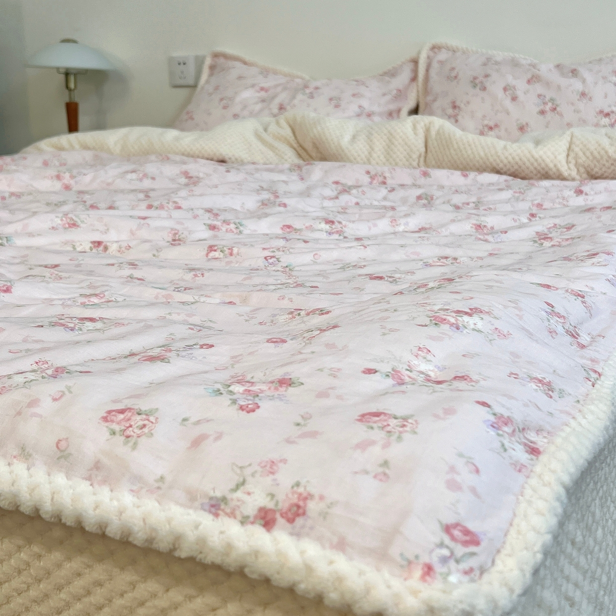 91家纺网 家纺一手货源 找家纺 荣轩 2025秋冬必备新品棉加绒华夫格提花绒工艺款四件套（铺床版） 予禾