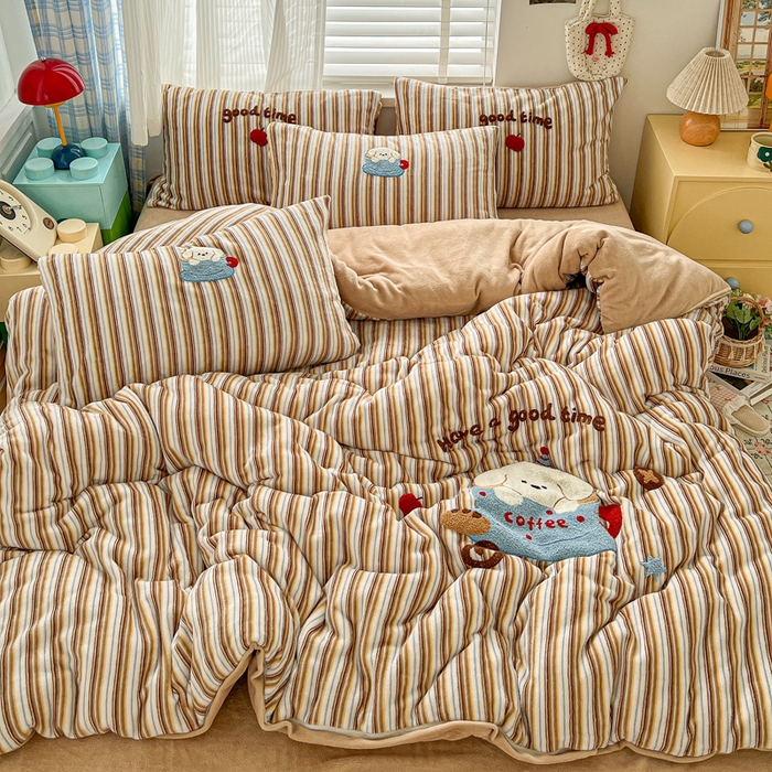 91家纺网 家纺一手货源 找家纺 一比一家纺 2025新款卡通毛巾绣牛奶绒四件套 咖啡狗