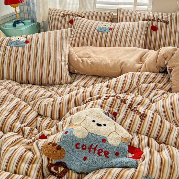 91家纺网 家纺一手货源 找家纺 一比一家纺 2025新款卡通毛巾绣牛奶绒四件套 咖啡狗