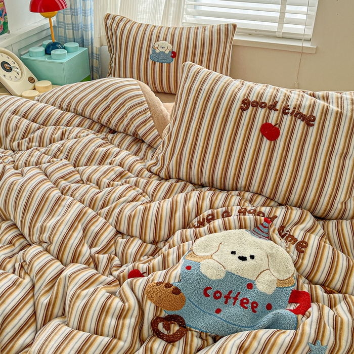 91家纺网 家纺一手货源 找家纺 一比一家纺 2025新款卡通毛巾绣牛奶绒四件套 咖啡狗