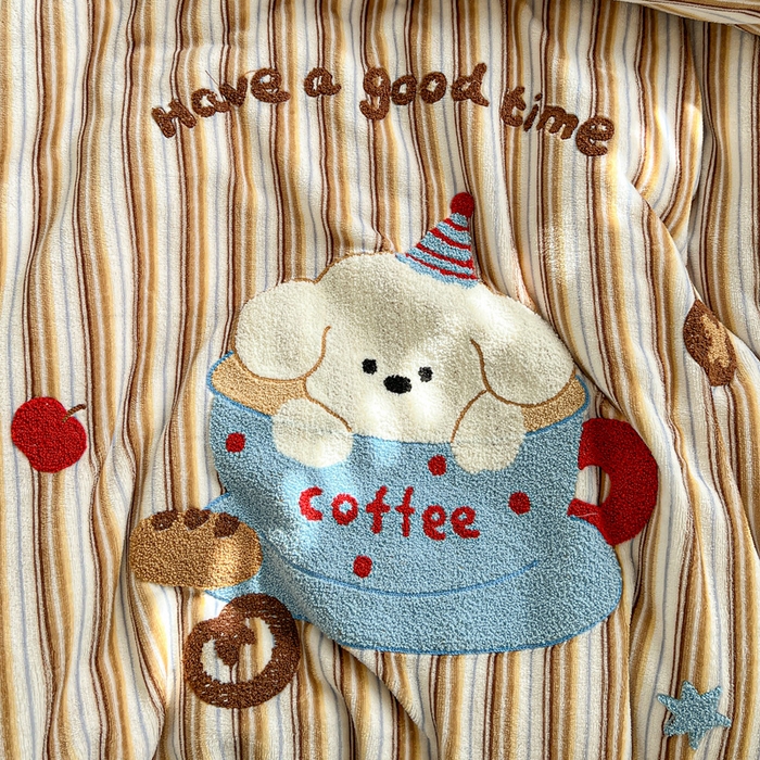 91家纺网 家纺一手货源 找家纺 一比一家纺 2025新款卡通毛巾绣牛奶绒四件套 咖啡狗