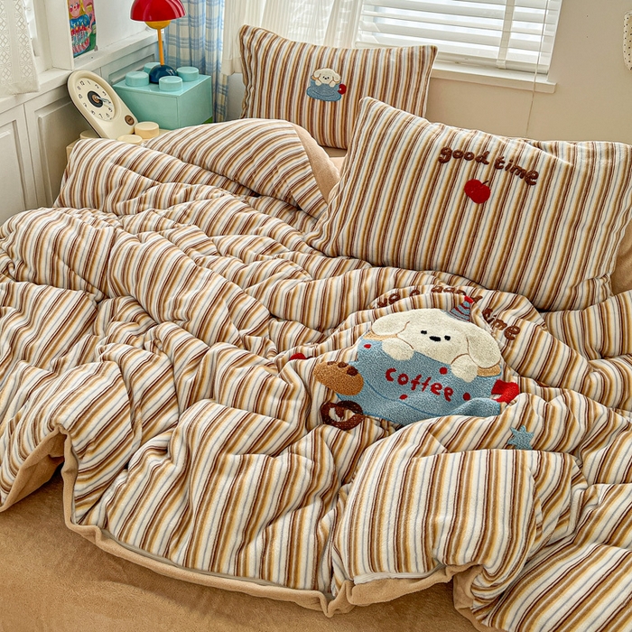 91家纺网 家纺一手货源 找家纺 一比一家纺 2025新款卡通毛巾绣牛奶绒四件套 咖啡狗