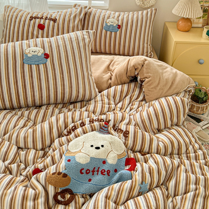 91家纺网 家纺一手货源 找家纺 一比一家纺 2025新款卡通毛巾绣牛奶绒四件套 咖啡狗