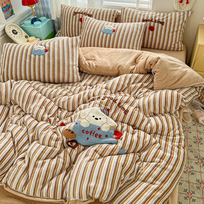 91家纺网 家纺一手货源 找家纺 一比一家纺 2025新款卡通毛巾绣牛奶绒四件套 咖啡狗