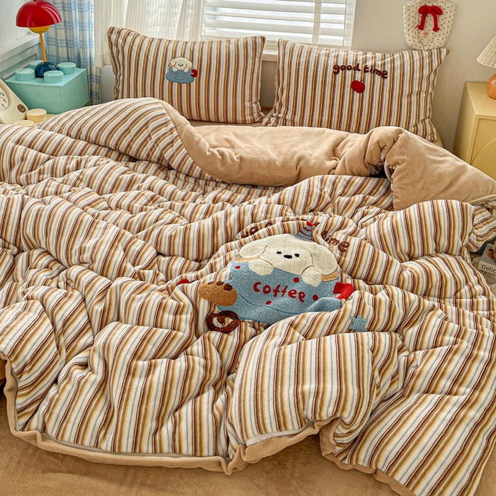 91家纺网 家纺一手货源 找家纺 一比一家纺 2025新款卡通毛巾绣牛奶绒四件套 咖啡狗