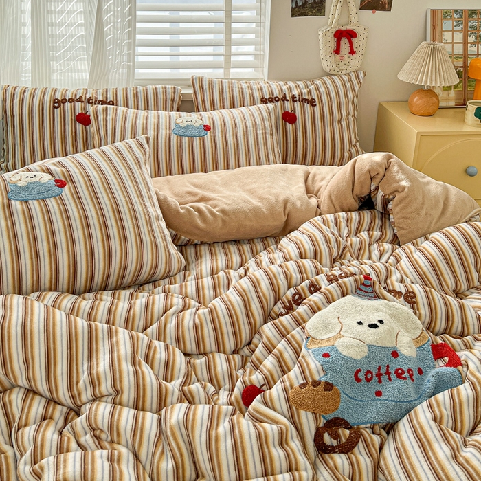 91家纺网 家纺一手货源 找家纺 一比一家纺 2025新款卡通毛巾绣牛奶绒四件套 咖啡狗