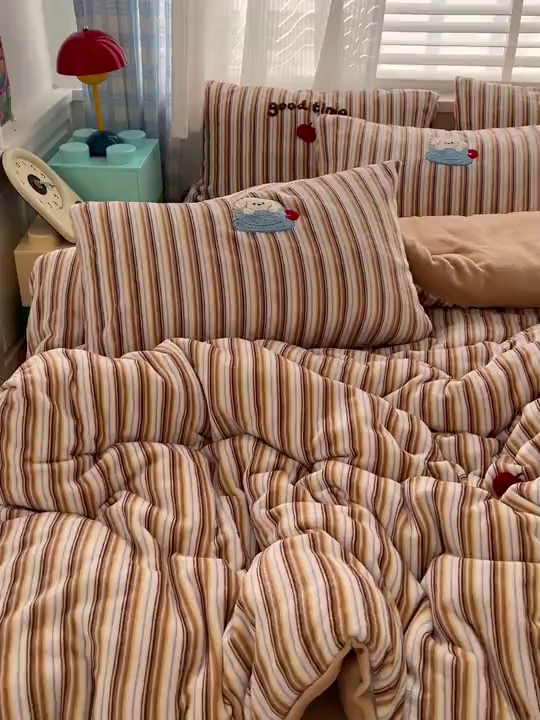 91家纺网 家纺一手货源 找家纺 一比一家纺 2025新款卡通毛巾绣牛奶绒四件套 咖啡狗