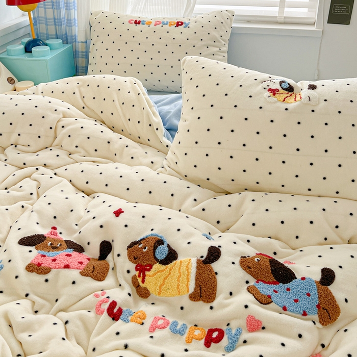 91家纺网 家纺一手货源 找家纺 一比一家纺 2025新款卡通毛巾绣牛奶绒四件套 腊肠狗