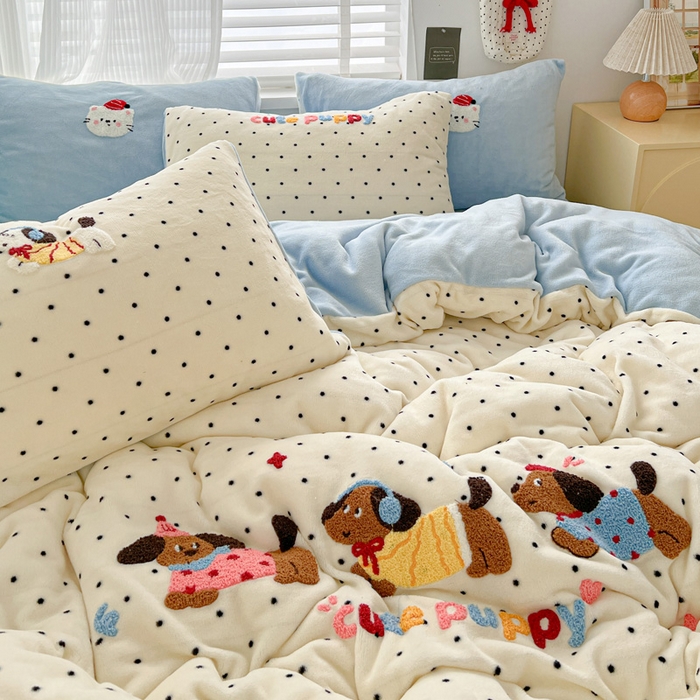 91家纺网 家纺一手货源 找家纺 一比一家纺 2025新款卡通毛巾绣牛奶绒四件套 腊肠狗