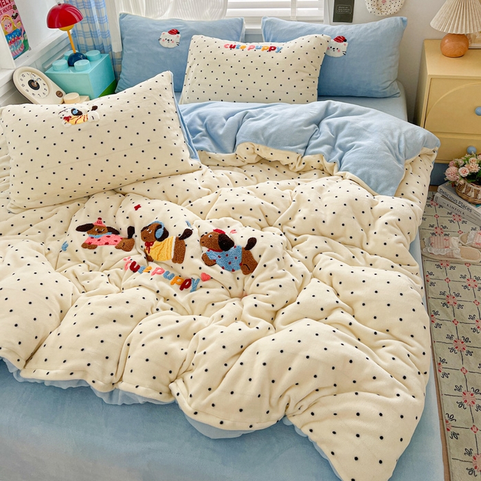 91家纺网 家纺一手货源 找家纺 一比一家纺 2025新款卡通毛巾绣牛奶绒四件套 腊肠狗