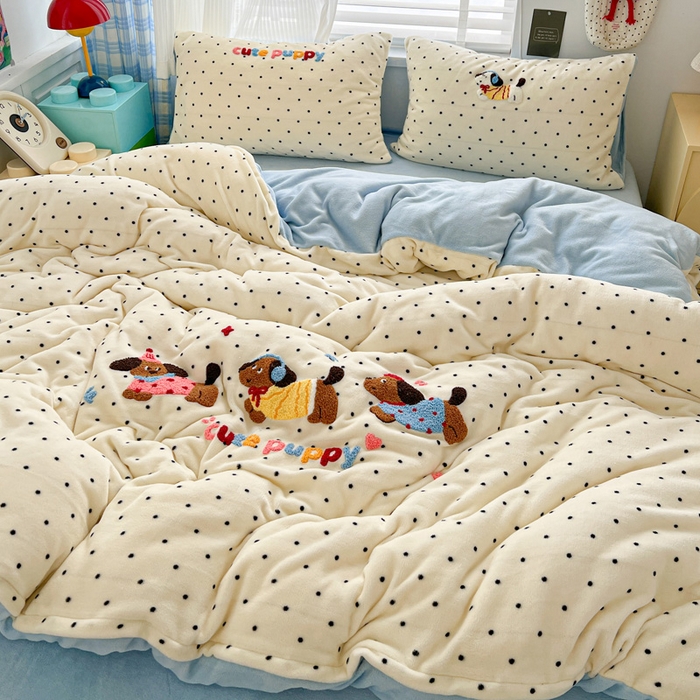 91家纺网 家纺一手货源 找家纺 一比一家纺 2025新款卡通毛巾绣牛奶绒四件套 腊肠狗