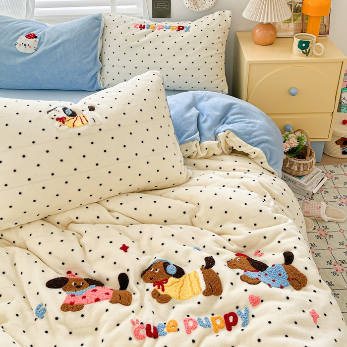 91家纺网 家纺一手货源 找家纺 一比一家纺 2025新款卡通毛巾绣牛奶绒四件套 腊肠狗