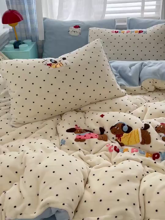 91家纺网 家纺一手货源 找家纺 一比一家纺 2025新款卡通毛巾绣牛奶绒四件套 腊肠狗