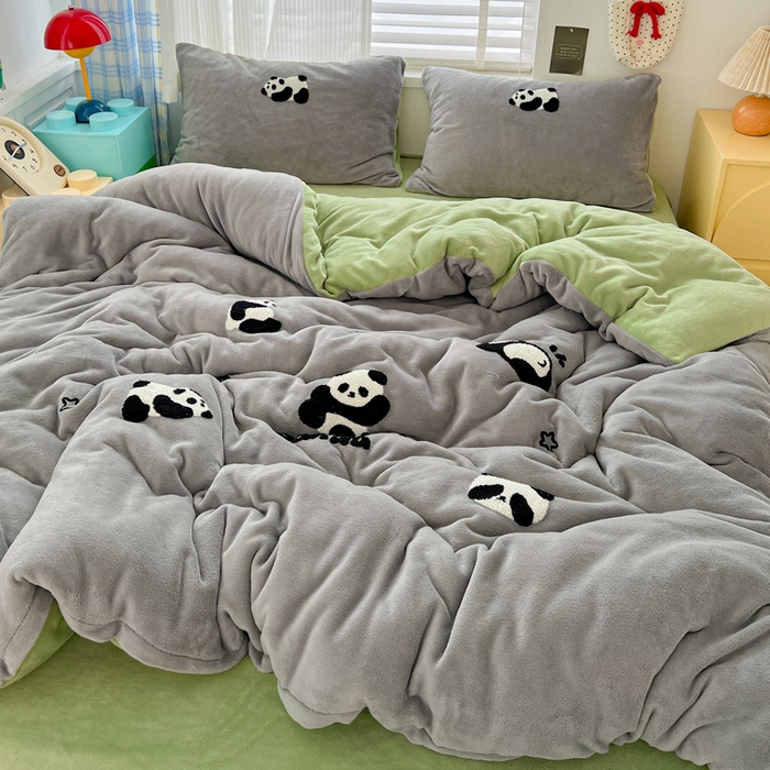 91家纺网 家纺一手货源 找家纺 一比一家纺 2025新款卡通毛巾绣牛奶绒四件套 胖胖熊灰