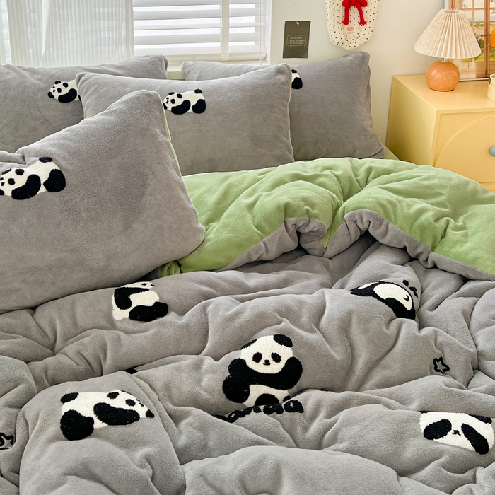 91家纺网 家纺一手货源 找家纺 一比一家纺 2025新款卡通毛巾绣牛奶绒四件套 胖胖熊灰