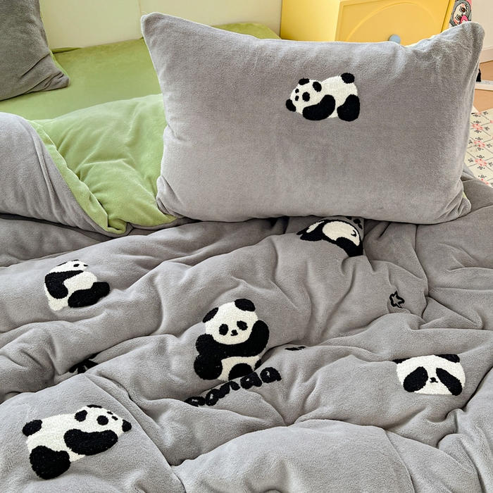 91家纺网 家纺一手货源 找家纺 一比一家纺 2025新款卡通毛巾绣牛奶绒四件套 胖胖熊灰