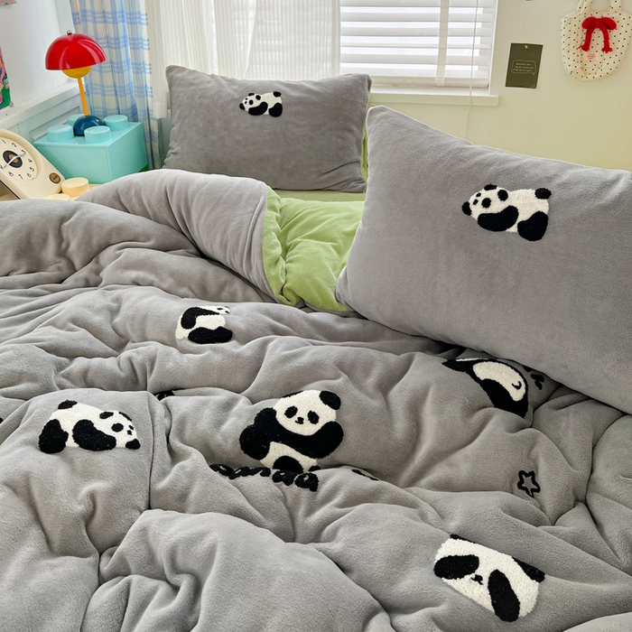 91家纺网 家纺一手货源 找家纺 一比一家纺 2025新款卡通毛巾绣牛奶绒四件套 胖胖熊灰